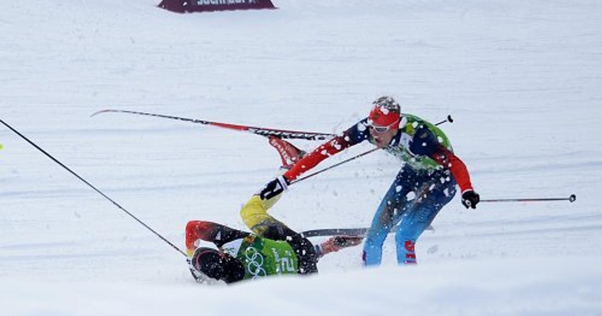 Упавший лыжник. Падение лыжника. Лыжник упал. Травмы в лыжных гонках. Фото упавшего лыжника.